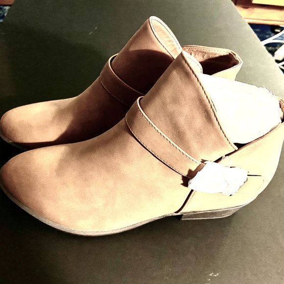 Size 8.5 ankle boots - Picture 5 of 5